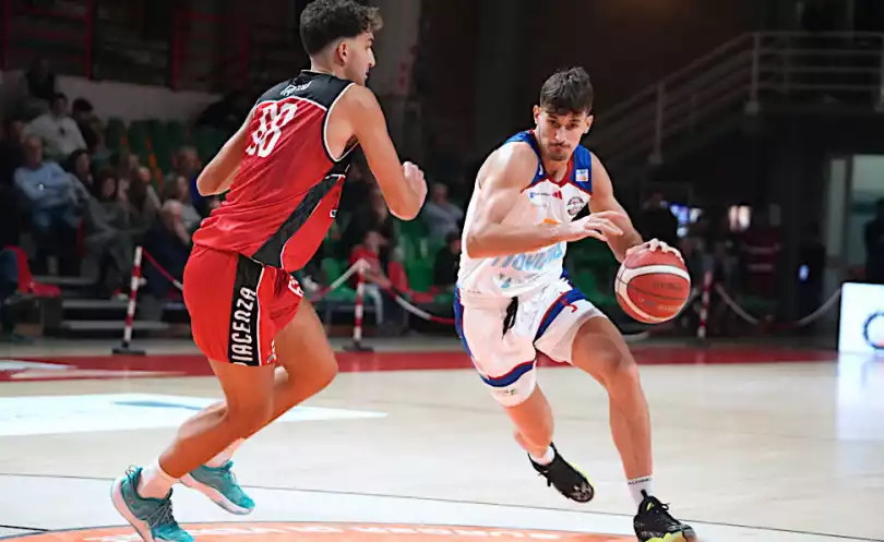 È la Luxarm Lumezzane ad aggiudicarsi il turno infrasettimanale di campionato: al “PalaA2A” la Novipiù cede per 90-86 dopo una lotta serrata